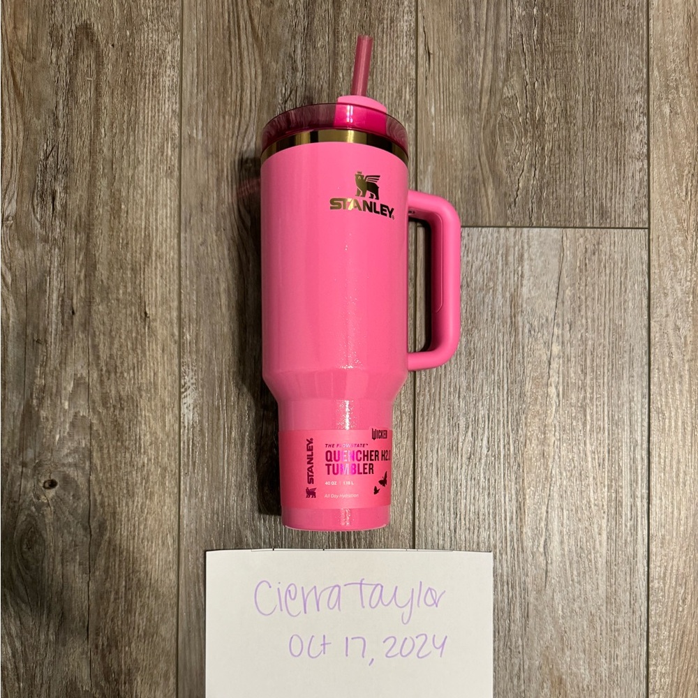 Stanley X Wicked 40oz Tumbler Exclusive Glinda
NWT
Sparkle Pink IN HAND